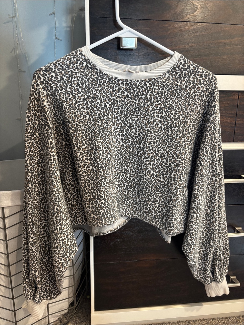 Le Lis Cream and Black Leopard Puff-Sleeve Cropped Sweatshirt